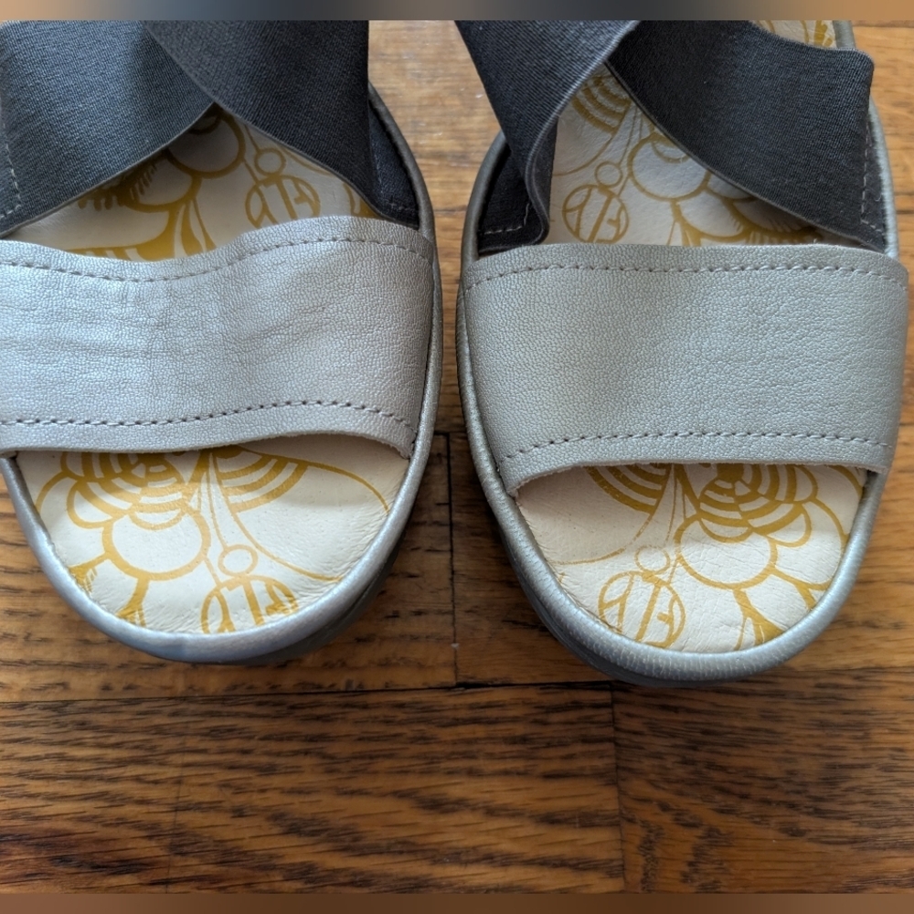 NWT Fly London Two-Tone Elastic Strap Sandals - Picture 3 of 6